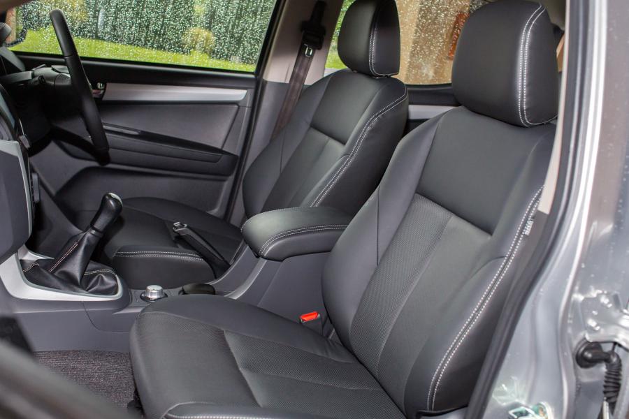 Интерьер Isuzu D-Max Utah Double Cab 2017 года  (UK) (фото 3 из 10)